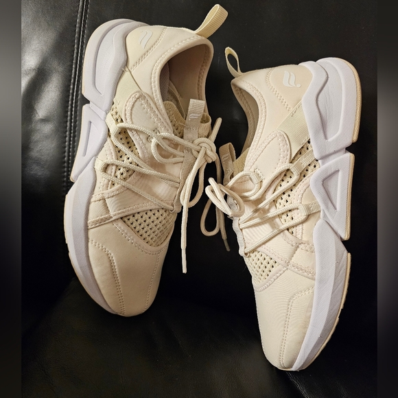 Fabletics Brookside PerformanceSneaker size 8 Cream EUC - Picture 5 of 12
